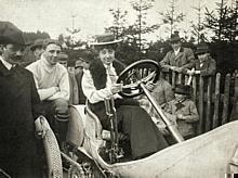 Mercedes Jellinek (1889 bis 1929) auf einem Mercedes Grand-Prix-Rennwagen aus dem Jahr 1906.